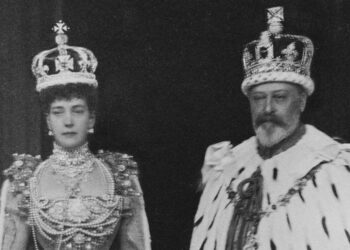 King Edward VII and Queen Alexandra in their coronation robes. Image: public domain.