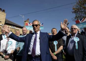 Leader of Reform UK, Nigel Farage visits the Bird in Hand pub in Bromley. Credit: Facundo Arrizabalaga/MyLondo