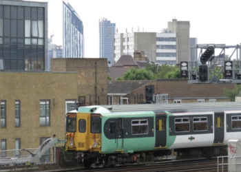 A Southern train passing through Bermondsey